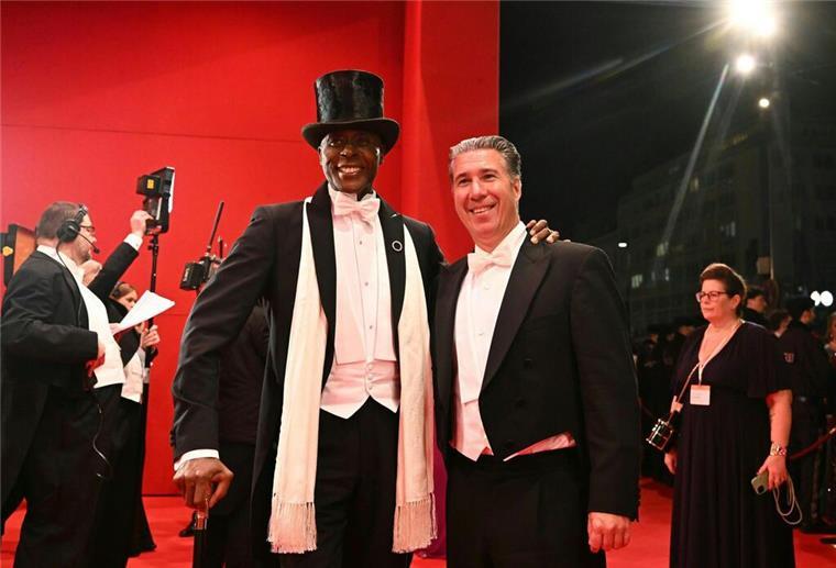 Opernball glitzert ohne Lugner mit Sternchen statt Stars Model und TV-Persönlichkeit Bruce Darnell (L) fühlt sich auf dem roten Teppich ganz zu Hause.
