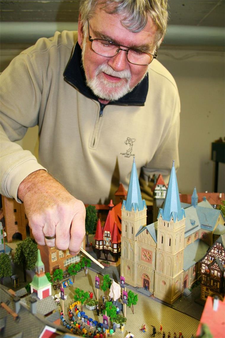 Modellbauer präsentieren Sonderzug zum Lutherjahr Modellbauer Paul Nagel legt letzte Hand an die Szene vor der Schlosskirche in Wittenberg.