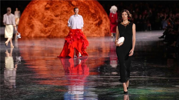 Neue Generation von Designern prägt die Modewelt Models präsentierten Kreationen der Chanel-Kollektion Frühjahr/Sommer 2026.