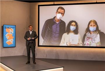 Moderator Desimo freut sich mit dem Gewinnteam des Sonderpreises Schul-Internetradio: Lehrer und Projektleiter Oliver Voigt, Autorin Amelie Müller und Schulleiterin Silvia Warns vom Gymnasium Brake (von links).