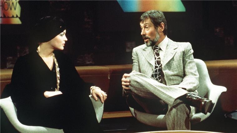 Moderator Dietmar Schönherr bemüht sich redlich in der Talkshow „Je später der Abend“, Romy Schneider zum Reden zu bringen. (Archivbild) 