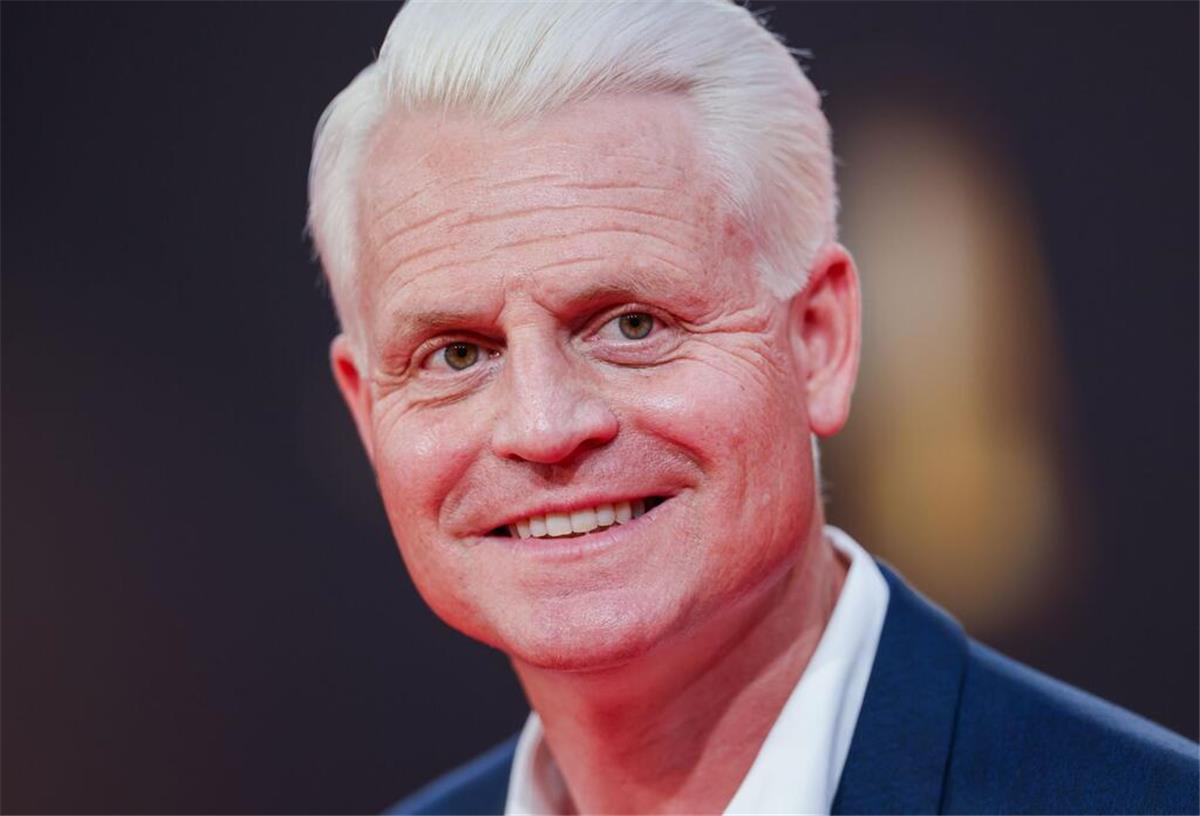 Moderator Guido Cantz schickt an Heiligabend einen Gruß aus der Küche vorweg und geht dann bereits zur Bescherung über.