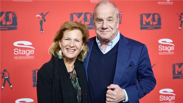 Moderator Hubertus Meyer-Burckhardt und seine Ehefrau Dorothee Röhrig lächeln in die Kameras.