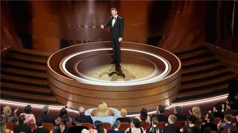 Hüller verpasst Oscar - „Oppenheimer“ großer Sieger Moderator Jimmy Kimmel eröffnet die Oscar-Verleihung im Dolby Theatre in Los Angeles.