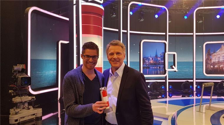 nord24-Redakteur Christoph Käfer ist "Leuchte des Nordens" Moderator Jörg Pilawa präsentiert die "Leuchte des Nordens" Christoph Käfer (links) aus der nord24-Redaktion räumte bei der NDR-Quizshow ab.