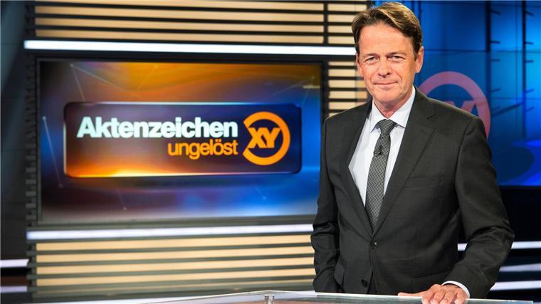 RAF-Fall: Staatsanwalt spricht Unterstützer an Moderator Rudi Cerne im Studio der Sendung „Aktenzeichen XY... ungelöst“.