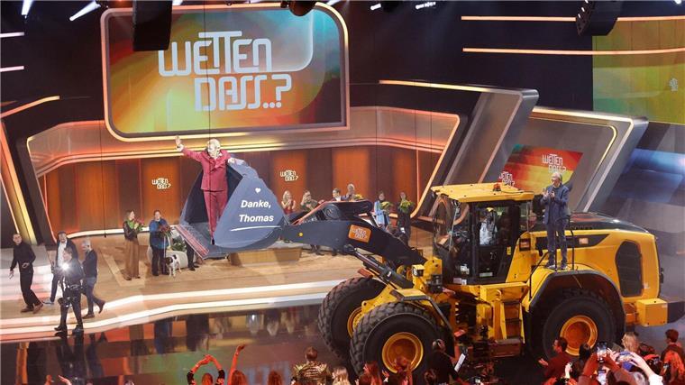 Mehr als zwölf Millionen Zuschauer sehen „Wetten, dass..?“ Moderator Thomas Gottschalk wird am Ende der ZDF-Show „Wetten, dass..?“ in einer Baggerschaufel über die Bühne gefahren.