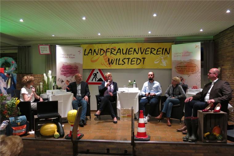 Landwirtschaftsministerin Barbara Otte-Kinast ist in Kirchtimke zu Gast Moderatorin Anja Kwijas (von links) mit den Diskussionsteilnehmern Heinz-Hermann Holsten (CDU), Barbara Otte-Kinast (CDU), Faruk Molawy (Grüne), Sabine Grimmelijkhuizen und Marco Mohrmann (CDU) im Gespräch über ländliche Lebensqualität.