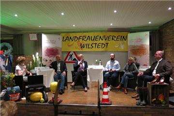 Moderatorin Anja Kwijas (von links) mit den Diskussionsteilnehmern Heinz-Hermann Holsten (CDU), Barbara Otte-Kinast (CDU), Faruk Molawy (Grüne), Sabine Grimmelijkhuizen und Marco Mohrmann (CDU) im Gespräch über ländliche Lebensqualität.