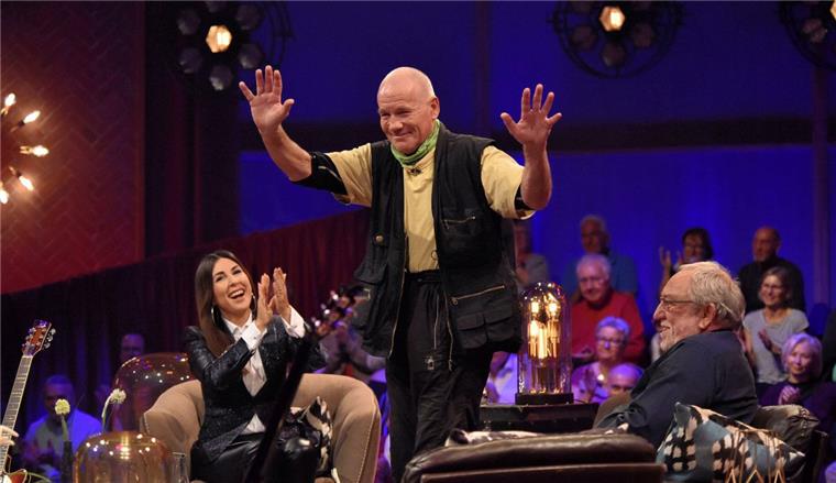 "Mein Lied für Dich": Müllsammler Harry Wallis aus Geestland im TV Moderatorin Judith Williams mit Harry Wallis (Mitte) und Pastor Joachim Köhler (rechts).