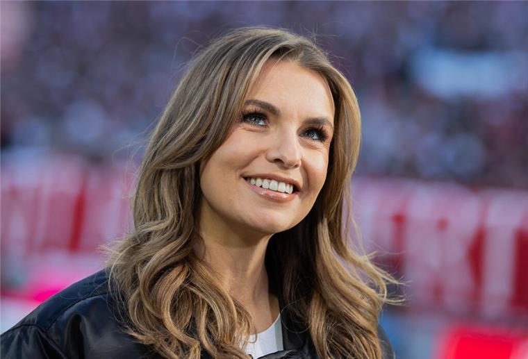 Wette gegen Henssler verloren: Laura Wontorra muss Schnurrbart tragen Moderatorin Laura Wontorra muss mit einem Schnurrbart moderieren.