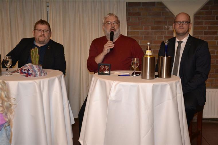 Podiumsdiskussion in Zeven: Wähler haben eine echte Alternative Moderiert von ZZ-Redakteur Andreas Kurth stellten sich Bernd Wölbern (SPD), links) und Marco Mohrmann (CDU, rechts) der Diskussion.