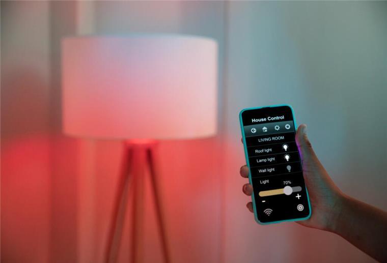 Handy mit Smart Home-Steuerung