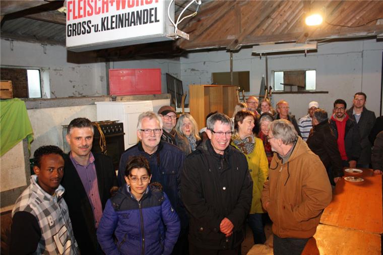 Gebündelte Flüchtlingshilfe in Lunestedt: Blick ins Refugium-Hauptquartier Möbellager in Lunestedt: Refugium-Vorsitzender Arwed Bonaker-Wittenberg (vorne rechts) führt Bürgermeister Ulf Voigts (vorne Zweiter von rechts) und Gäste durch die Räume des Vereins. Foto Gehrke