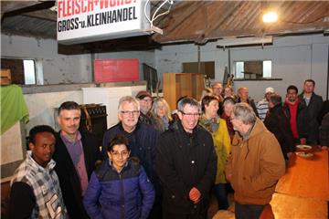 Möbellager in Lunestedt: Refugium-Vorsitzender Arwed Bonaker-Wittenberg (vorne rechts) führt Bürgermeister Ulf Voigts (vorne Zweiter von rechts) und Gäste durch die Räume des Vereins.  Foto Gehrke