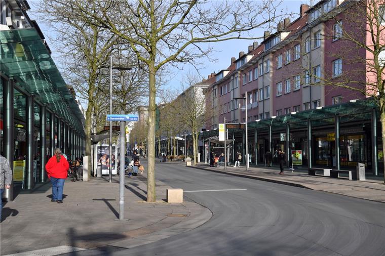 Bremerhaven: Immer noch viel Leerstand in der nördlichen "Bürger" Möbelrücken in der nördlichen Fußgängerzone, alte Geschäfte weichen neuen Angeboten. Foto Scheschonka