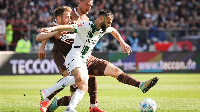 „Von allem zu wenig“: Gladbach hadert nach Remis bei Pauli Möchengladbachs Franck Honorat (vorn) behauptet den Ball gegen die Hamburger Lars Ritzka (l) und Hauke Wahl.