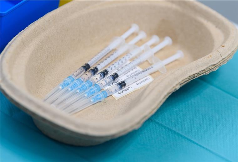 Die Corona-Zahlen steigen wieder Vorbereitete Spritzen mit dem Impfstoff gegen Covid-19 von Biontech/Pfizer liegen in einer Schale in einem sogenannten «rollenden Impfzentrum», das für einen Testlauf in Bannewitz bei Dresden steht.