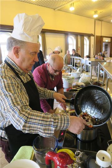 Möhren-Curry-Ingwersuppe, Schweinemedaillons mit Champignon-Rahmsoße und Feldsalat sowie Quark mit Apfel-Honig-Paste standen bei Klaus Rübesamen auf der Speisekarte. Der Jury schmeckte es.