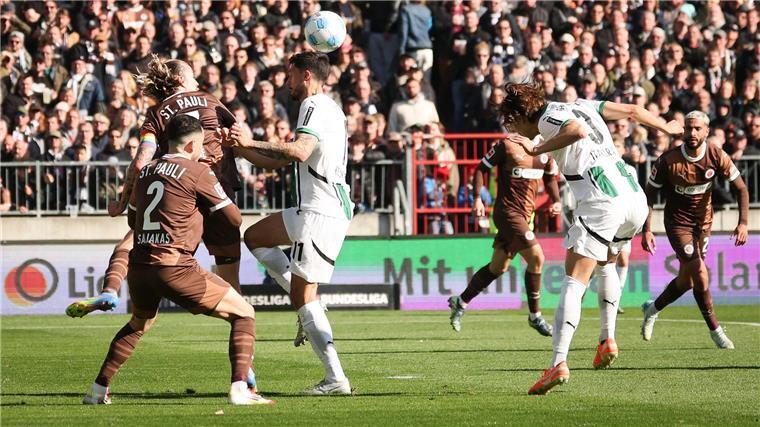 „Von allem zu wenig“: Gladbach hadert nach Remis bei Pauli Mönchengladbachs Ko Itakura (r) trifft zum 1:0 für die Borussia.