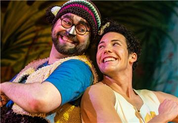 Mogli und Balu, der Bär, verstehen sich auch im Musical prächtig.