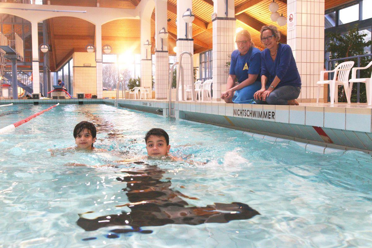 Schwimmtraining hilft gegen Angst vorm Wasser Mohamed (10 Jahre, von links) und Hasan (12) haben ihre Angst vorm Wasser überwunden. Geholfen haben ihnen dabei Claudia Emmert-Mathes und Maria Klünner.