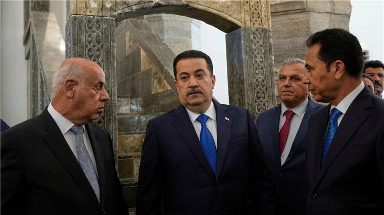 Vom IS zerstörte Moschee in Mossul wiedereröffnet Mohammed al-Sudani (Mitte), Ministerpräsident des Irak, bei der Wiedereröffnung der Al-Nuri-Moschee in Mossul.