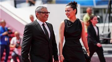 Mohammed Rassulof stellt mit seiner Tochter Baran Rassulof seinen Film „The Seed of the Sacred Fig“ in Cannes vor.
