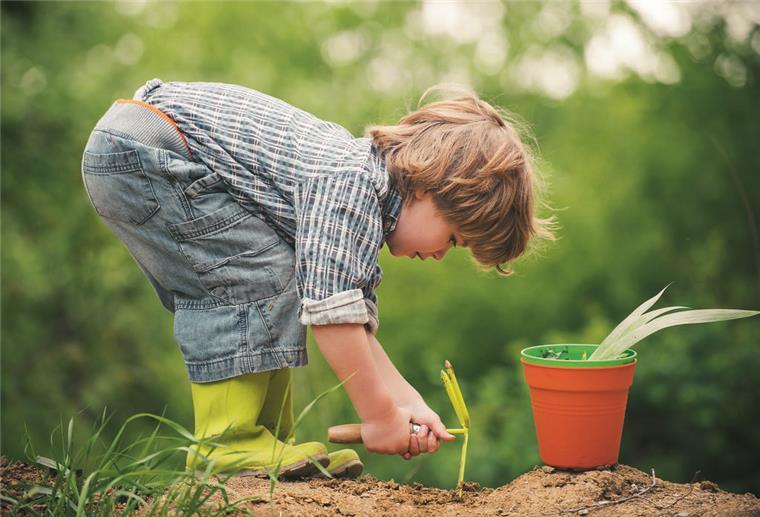 MoinGarten – Das Gartenmagazin für Bremerhaven, Cuxhaven & Wesermarsch Kleines Kind im Garten