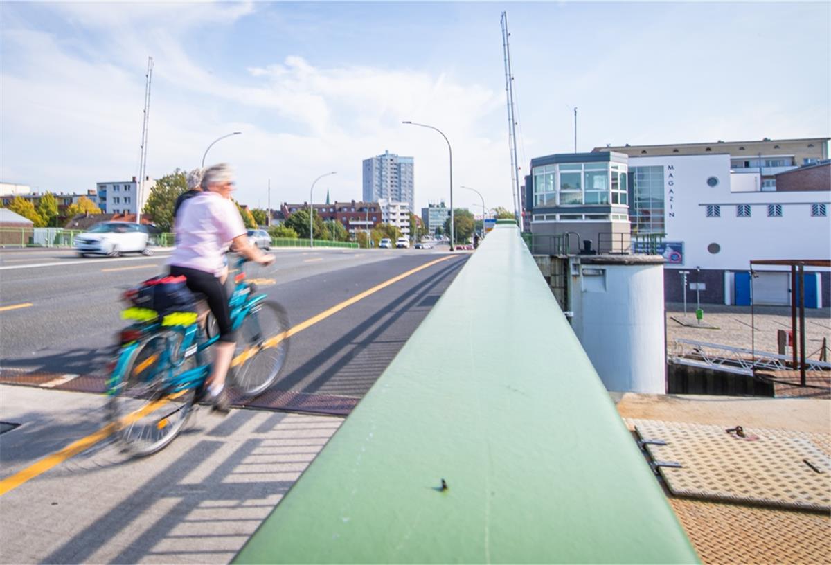 Kennedybrücke: Radfahrstreifen auf Probe kommt im Oktober Momentan dürfen Radfahrer auf einem Teil des Fußwegs fahren oder auf der Fahrbahn. Ab Oktober beginnt der Radfahrstreifen-Test.