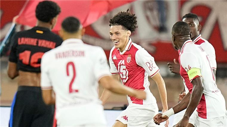 Monacos Maghnes Akliouche (m) traf zur 1:0-Führung.