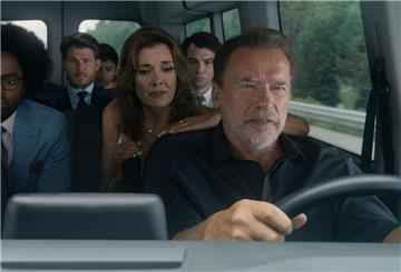 Monica Barbaro (links) als Emma Brunner und Arnold Schwarzenegger (rechts) als Luke Brunner in einer Szene der Serie „Fubar“.