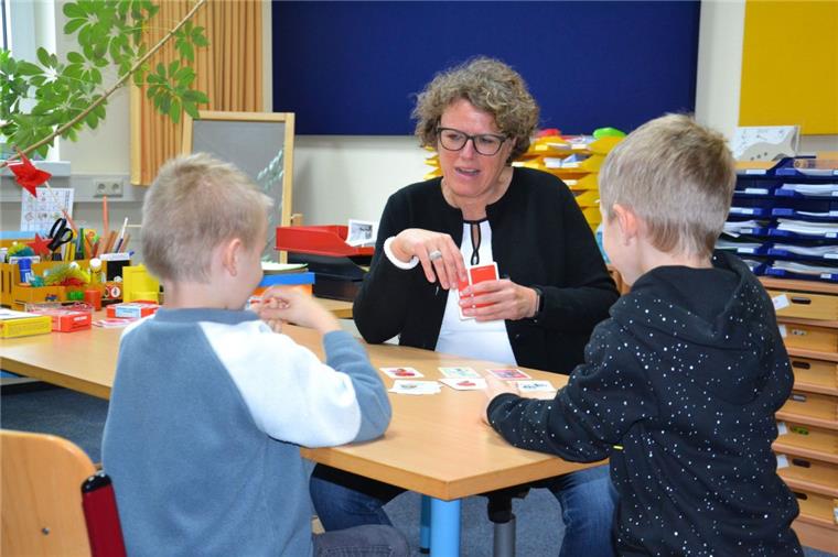 Zeven: Janusz-Korczak-Schule will Förderung erweitern Monika Bammann, Konrektorin der Janusz-Korczak-Schule, übt mit zwei Schülern anhand von Karten die korrekte Aussprache der Buchstaben R, L, J, H und K. Nach zehn Minuten gehen die beiden Jungs zurück in ihre Klasse und zwei ihrer Klassenkameraden nehmen im Therapieraum Platz.