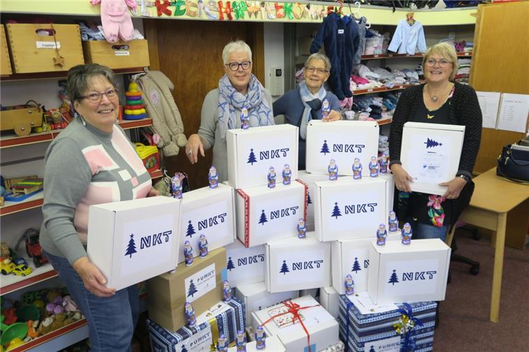 Monika Geyer (von links), Anne Mette, Brunhilde Dieckmann und Gisela Lukoviak zeigen die Pakete, die sie für Kinder aus bedürftigen Familien gepackt haben.