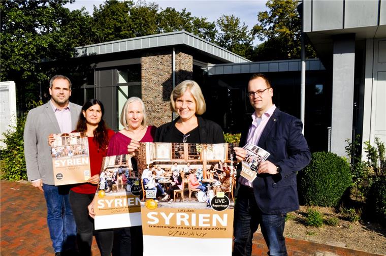 Gnarrenburg: Journalist stellt Live-Reportage über Syrien vor Monika Konwiarz (Mitte) und Renate Warren seitens der ehrenamtlichen Flüchtlingshelfer sowie Hicran Akin (Zweite von links), Christoph Halbeck (rechts) und Marcel van der Pütten von der Gemeindeverwaltung haben den Syrien-Abend mit Lutz Jäkel im Gnarrenburger Bürgerhaus gemeinsam organisiert.