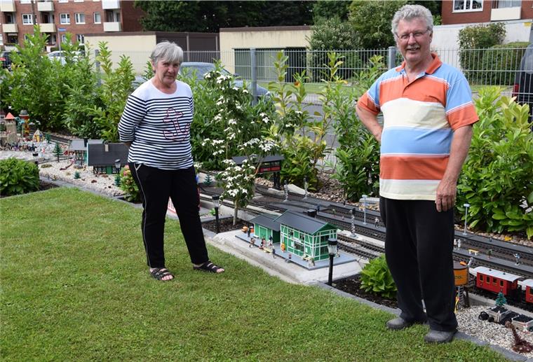 Zugverkehr im Garten mit Modelleisenbahn Monika Litzenberger unterstützt ihren Mann Ludwig tatkräftig bei seinem großen Hobby.
