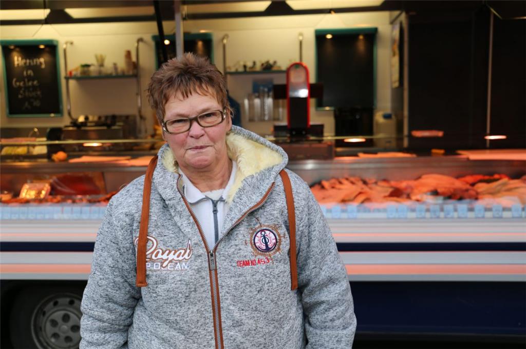 Monika Schurr (60) bietet auf dem Markt Fischfeinkost an. Sie setzt gegen die Kälte auf zwei Lagen Thermo-Unterwäsche, einen Pullover, eine Fleece-Jacke und einen Pullover mit Fell-Inlay. Sie hat zwar eine Heizung im Wagen, aber „die bringt‘s nicht wirklich.“