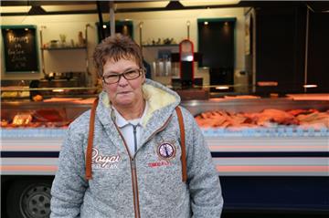 Monika Schurr (60) bietet auf dem Markt Fischfeinkost an. Sie setzt gegen die Kälte auf zwei Lagen Thermo-Unterwäsche, einen Pullover, eine Fleece-Jacke und einen Pullover mit Fell-Inlay. Sie hat zwar eine Heizung im Wagen, aber „die bringt‘s nicht wirklich.“