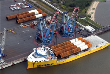 Monopiles von Steelwind werden auf ein Schiff verladen.