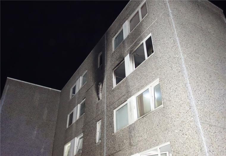Brand in Geestemünde: Komplettes Haus wegen Feuer unbewohnbar Montagnacht haben mehrere Räume einer Wohnung in Geestemünde in voller Ausdehnung gebrannt.