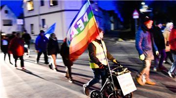 Montagsspaziergang in Bremerhaven mit Fahnen - rund 25 Menschen sind am Montag in Wulsdorf mitgelaufen.