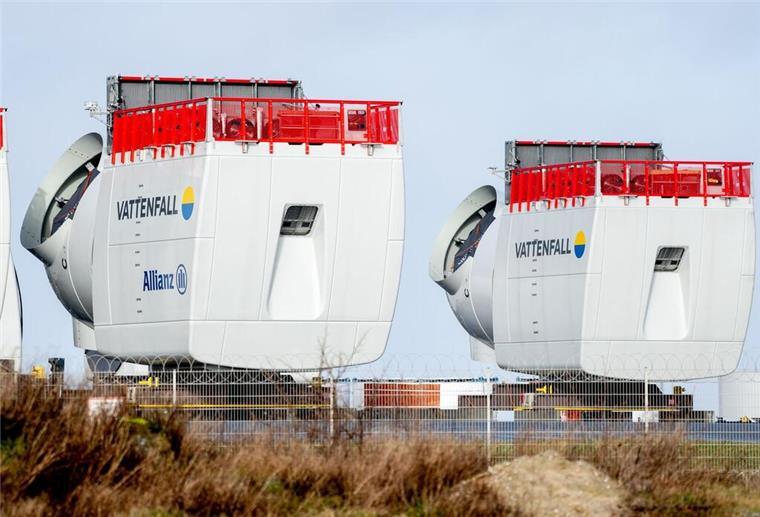 Hafenausbau in Cuxhaven: „Maschinerie kommt ins Rollen“ Montierte Gondeln für Windkraftanlagen auf See stehen auf dem Gelände von Siemens Gamesa.