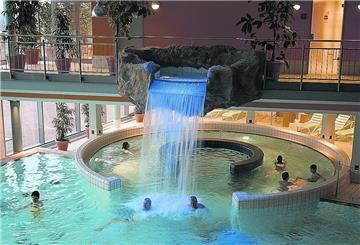 Besucher schwimmen in der Moor-Therme in Bad Bederkesa.