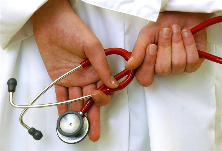 Arzt wegen Mordes an 15 Patienten angeklagt – 75 weitere Fälle im Visier Mordanklage gegen Arzt: 15 Tote und 75 weitere Verdachtsfälle