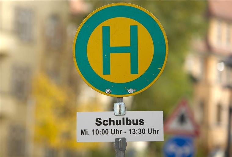 Streik sorgt im Kreis Rotenburg für Busausfälle Das Schild einer Schulbushaltestelle