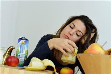 Morgenstress: 7.25 Uhr aufstehen und ins Bad für eine schnelle Katzenwäsche, 7.30 Uhr Kaffee trinken, 7.35 Uhr zur Bahn hetzen und zur Arbeit fahren. Die Hektik am Morgen brauchen manche, um richtig in den Tag zu kommen. Brück rät aber entschieden davon ab. &quot;Der Tag beginnt dann schon auf einem hohen Stresslevel.&quot; So bleiben für die Herausforderungen des restlichen Tages weniger Stressreserven. Egal welchen Weg man morgens wählt: Entscheidend sind Routinen. &quot;Der Körper muss sich auf die Abläufe einstellen&quot;, sagt Brück.