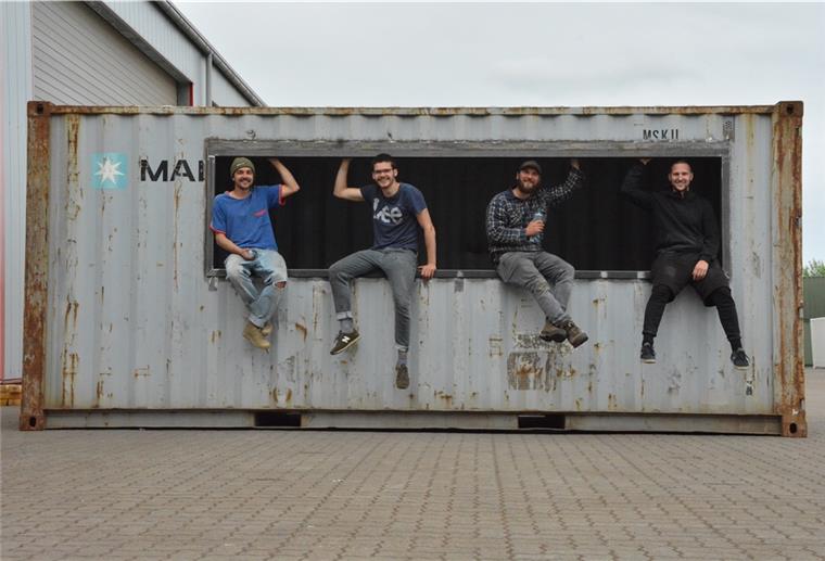 Zolli wird mit Schiffscontainer zum Öko-Cafe Moritz Alber und Malte Ochs und ihr ehrenamtliches Team bauen einen ausrangierten Container zum Zolli-Cafe-Kiosk um. Als erstes muss eine Thekenluke aus einer Wand ausgeschweißt werden. Den alten Container hat Firma Natelberg in Beverstedt zur Verfügung gestellt, die beim Umrüsten hilft. Foto: privat
