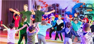 Moritz Beer mit seinen Breakdance-Schülern in Aktion.