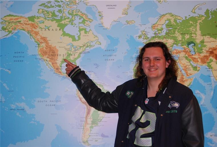 Auf nach Amerika: Für jungen Tierpfleger erfüllt sich ein Traum Moritz Brößling vor einer Landkarte, die die USA zeigt.