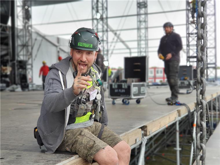 Das ist der extremste Job auf dem Deichbrand Moritz Hempel arbeitet seit 15 Jahren als Rigger auf Festivals und Konzerten.